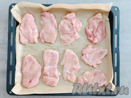 Противень застилаем пергаментом (или слегка смазываем растительным маслом), затем выкладываем куриное филе.