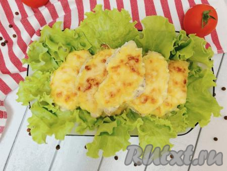 Готовые отбивные перекладываем на блюдо и подаём к столу в горячем виде. Я подала на листьях зелёного салата. Мясо, покрытое сочными кусочками ананаса, получается очень нежным, с аппетитной сырной корочкой.