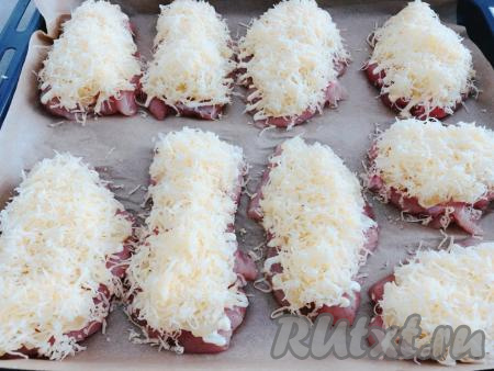 Каждый кусочек филе немного смазываем сверху майонезом. На каждую отбивную, смазанную майонезом, равномерно выкладываем нарезанные ананасы и посыпаем обильно сыром. Запекаем куриные отбивные под ананасами и сыром минут 20-25 в разогретой до 180 градусов духовке.