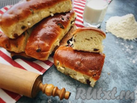 Выпекаем дрожжевые булочки с изюмом в разогретой до 180 градусов духовке в течение 20-25 минут. После чего остужаем, извлекаем из формы и подаём к столу с чаем или молоком, при желании их можно смазать сливочным маслом или вареньем.