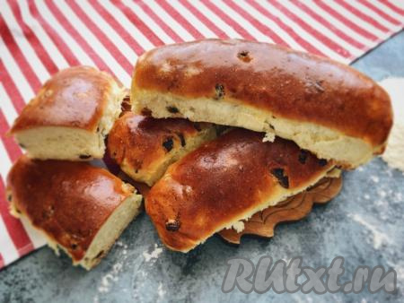 Булочки с изюмом, замешанные на сухих дрожжах без добавления яиц, получаются пышными, румяными, мягкими, как пух, и невероятно ароматными.