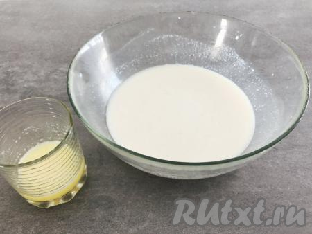 Перемешиваем получившуюся дрожжевую смесь до полного растворения дрожжей. Это очень важный момент в замешивании теста, поскольку, из-за плохо растворившихся дрожжей, оно может не подняться. Теперь в миску с дрожжевой смесью вливаем растопленное не горячее сливочное масло и ещё раз хорошо перемешиваем.&nbsp;