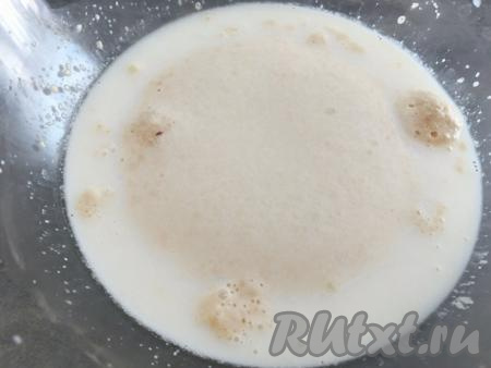 На поверхности дрожжевой смеси сначала начнут появляться пузырьки, а затем образуется "шапочка", которая будет свидетельствовать о том, что дрожжи активны и готовы к дальнейшему использованию.