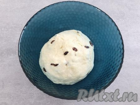 После этого перекладываем тесто в глубокую миску, стенки которой смазаны растительным маслом. Миску с дрожжевым тестом накрываем пищевой плёнкой (или полотенцем) и убираем в тёплое место на 2 часа. Я оставляю тесто в духовке при температуре 30 градусов на режиме нагрева "Верх-низ" с конвекцией.