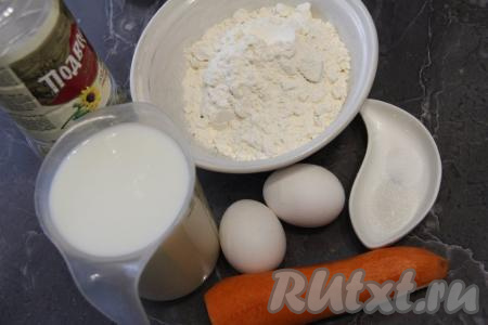 Подготовить продукты для приготовления морковных блинов на молоке. Морковь почистить.