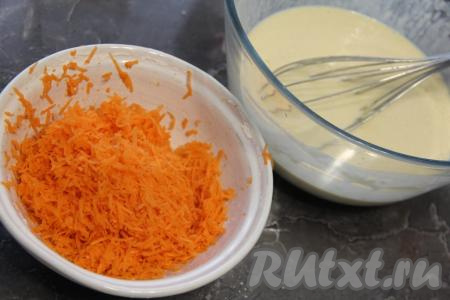 Влить оставшееся молоко и перемешать венчиком. Морковь натереть на мелкой тёрке. Для приготовления блинов потребуется 130 грамм натёртой морковки.