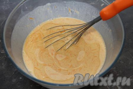 Перемешать морковное тесто до однородности. Влить растительное масло, снова перемешать блинное тесто и оставить его на 10 минут "отдохнуть".&nbsp;Тесто получается не густым.