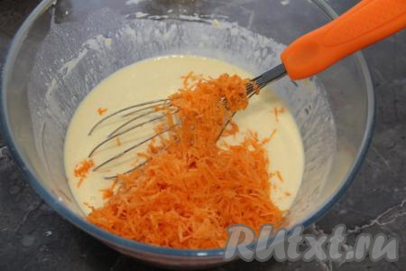 Добавить морковь в тесто.