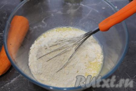 Всыпать муку.
