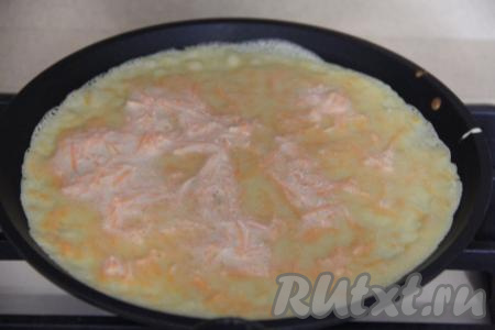 Хорошо разогреть сковороду, смазанную растительным маслом, после этого вылить половник блинного теста, равномерно распределяя его. 