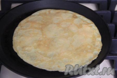 Жарить морковный блин на среднем огне с двух сторон до золотистого цвета, затем переложить на плоскую тарелку. Постепенно пожарить все блины, смазывая поверхность сковороды маслом только по мере необходимости. Блинное тесто, чтобы оно не застаивалось, нужно обязательно периодически перемешивать. Я выпекала на сковороде диаметром 20 сантиметров, у меня получилось примерно 20 солнечных блинчиков.