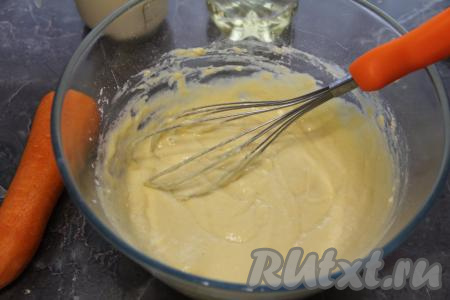 Перемешать тесто, оно получится однородным, но вязким.