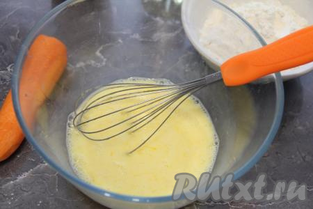 Влить 250 миллилитров молока, перемешать смесь до однородности с помощью венчика.