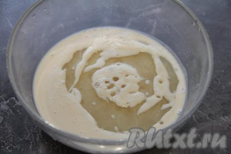 Через минут 15 на поверхности дрожжевой смеси появится "шапочка" (это значит, что дрожжи начали работать). К запенившейся дрожжевой смеси всыпать соль и влить 6 столовых ложек растительного масла, перемешать.