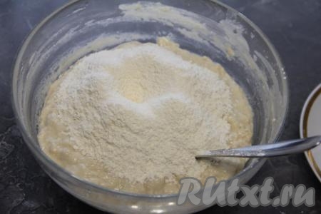 Всыпать в миску просеянную муку.