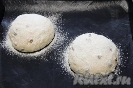 Припылить хлеб мукой.