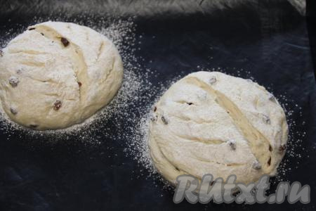 Можно на поверхности хлеба сделать разрезы с помощью ножа или лезвия. Оставить хлеб на 30 минут в тёплом месте для подъёма.