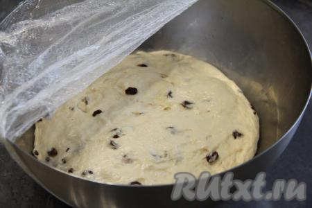 Накрыть миску пищевой плёнкой (или полотенцем) и на 1 час убрать в тёплое место.