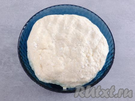 Тесто должно получиться мягким, эластичным. После того как тесто соберётся в шар и перестанет липнуть к стенкам посуды, оставляем его отдохнуть на 15 минут при комнатной температуре.