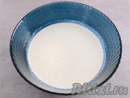 В яичную смесь кладём творог, вливаем молоко и хорошо перемешиваем, растирая вилкой кусочки творога.