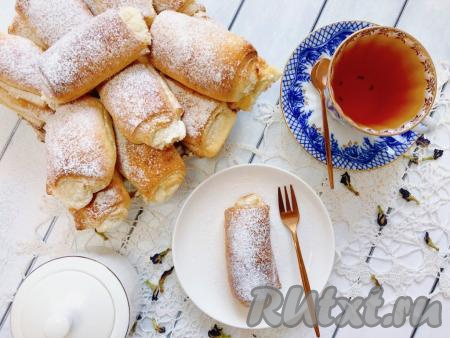 Вот такие аппетитнейшие булочки из творога без дрожжей мы приготовили. В них удачно сочетаются нежнейшее, мягкое творожное тесто и ароматная начинка. Отличная выпечка к чаю, попробуйте!