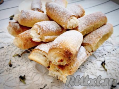 Бездрожжевые булочки из творога выпекаем в разогретой до 180 градусов духовке в течение 30 минут. Булочки станут румяными. Готовые творожные булочки достаём из духовки, даём им остыть, перекладываем на блюдо для подачи, посыпаем сахарной пудрой.