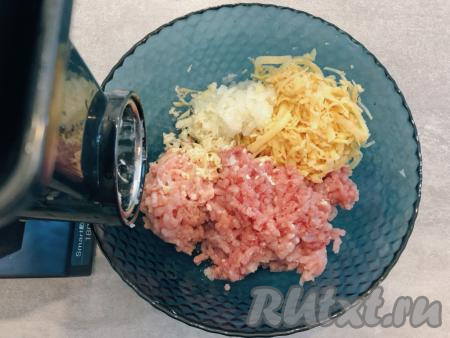 Моя электромясорубка работает ещё и как овощерезка, поэтому очищенный картофель, лук и чеснок я измельчила на ней. Если у вас обычная мясорубка, тогда очищенные лук и картофель можно просто перекрутить через мясорубку, а чеснок - натереть на мелкой тёрке. Измельчённые овощи добавить в миску с фаршем.