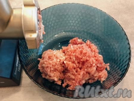 Мясо (в этот раз я взяла мякоть свинины и куриное мясо) промываем и обсушиваем. Если мясо заморожено, его нужно разморозить при комнатной температуре. Пропускаем мясо через мясорубку в глубокую миску.