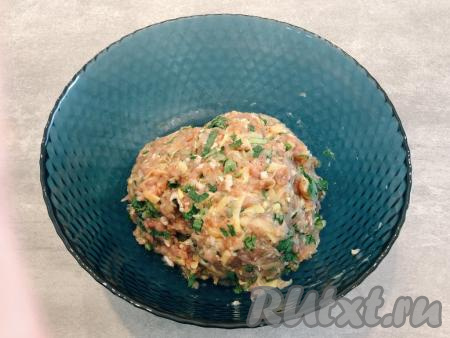 Вымешиваем фарш руками в течение нескольких минут. Поскольку яйцо и хлеб я не добавляю, то в роли связующего элемента выступает натёртый картофель. Благодаря крахмалу, который он содержит, котлеты будут прекрасно держать форму и не развалятся.&nbsp;