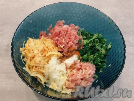 Зелень моем, немного обсушиваем, мелко нарезаем, добавляем в миску с фаршем и овощами, солим, всыпаем специи (у меня - молотый кориандр, паприка, чёрный молотый перец). Кориандр в этом блюде прекрасно оттеняет мясо и придаёт ему тонкие пряные нотки.