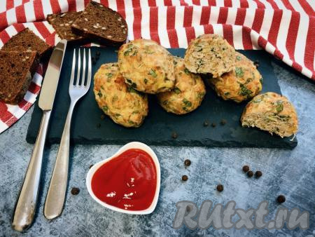 Аппетитные, нежные котлеты, приготовленные из фарша с добавлением картошки, к столу подаём в горячем виде, дополнив соусом и любимым гарниром.