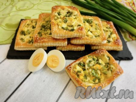 Слойки с яйцом и зелёным луком