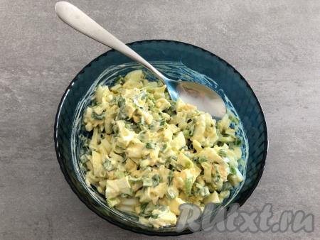 В небольшой миске соединить нарезанные яйца и зелёный лук, посолить, поперчить, заправить 2 столовыми ложками майонеза (для более диетического варианта майонез можно заменить на сметану), перемешать и начинка для слоек готова.