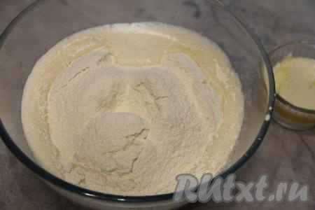 Всыпать просеянную муку и перемешивать сначала столовой ложкой. Тесто получится липким.