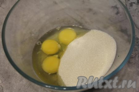 В глубокую миску вбить сырые яйца комнатной температуры и всыпать сахар.