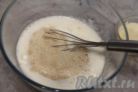 Добавить запенившуюся опару и перемешать.