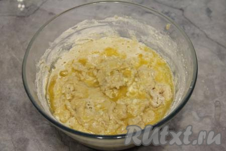 Сливочное масло растопить, дать ему остыть немного и добавить в тесто.