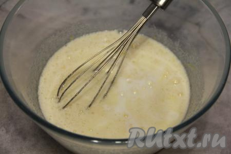 Влить молоко комнатной температуры и перемешать.