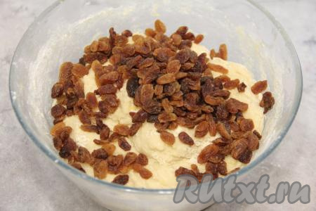 Вымесить тесто руками, сначала оно будет липнуть, а потом станет пластичным и мягким. Я вымешивала тесто руками минут 7. Добавить подготовленный изюм.