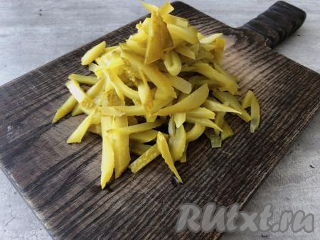 Маринованные огурцы нарезаем соломкой.