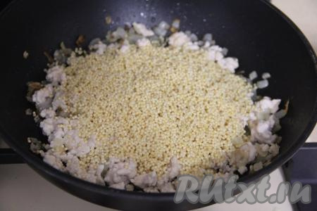 Пшено хорошо промыть под проточной водой, после этого переложить в сито, оставить на пару минут, чтобы убрать лишнюю воду. Добавить пшено в сковороду.