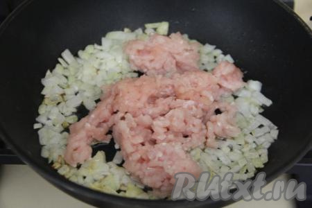 Обжарить лук на среднем огне до прозрачности (в течение 4-5 минут), периодически перемешивая, а затем выложить фарш и обжаривать его минут 7-10, разбивая комочки мяса.