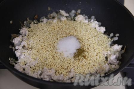 Всыпать соль и специи.