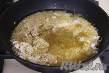 Влить в сковороду 300 миллилитров воды комнатной температуры и перемешать. Довести воду до кипения, огонь убавить до минимума.