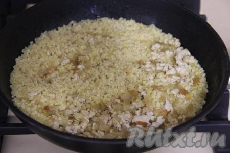 Готовить пшённую кашу с фаршем под крышкой минут 20 (до полного испарения воды).