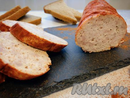 Колбаска получается нежной, ароматной и вкусной. Она станет отличной альтернативой покупной колбасе.