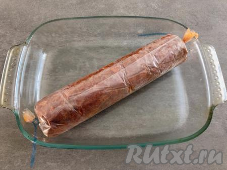 Перекладываем получившуюся колбаску в форму для запекания и отправляем в духовку, разогретую до 120 градусов, на 1,5 часа.