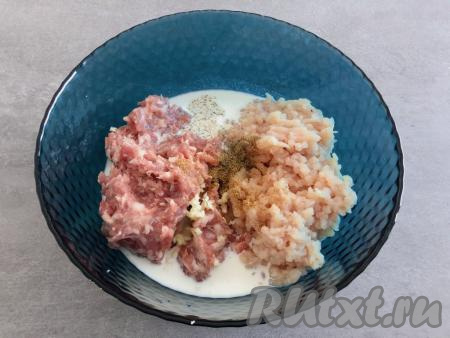 Чеснок очищаем. В глубокую миску выкладываем фарш, добавляем пропущенный через пресс (или натёртый на мелкой терке) чеснок, вливаем сливки, всыпаем соль, молотый кориандр, чёрный молотый перец (можно добавить и другие ваши любимые специи).