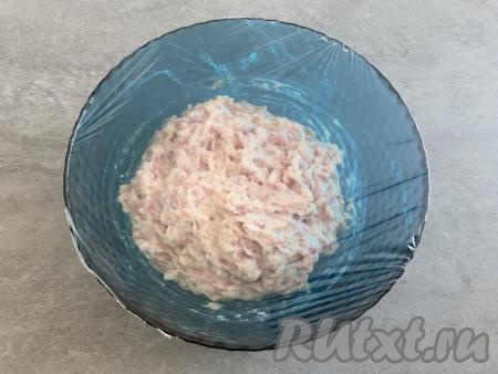 Накрываем миску с фаршем пищевой плёнкой и убираем в холодильник на 3 часа.