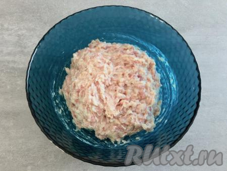 Фарш тщательно перемешиваем сначала ложкой, затем вымешиваем руками до однородности.